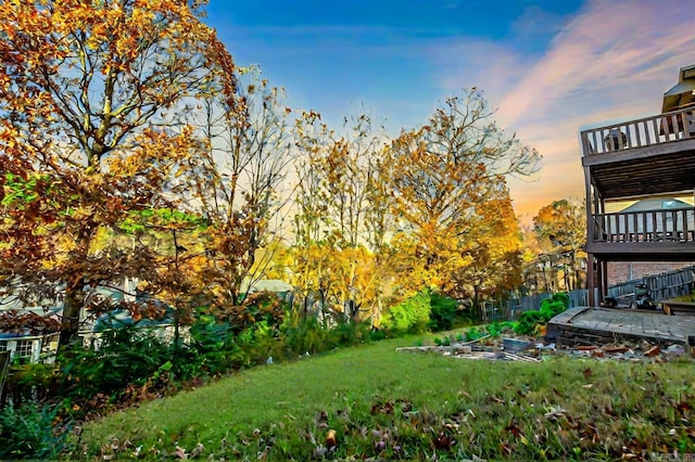 view of yard at dusk