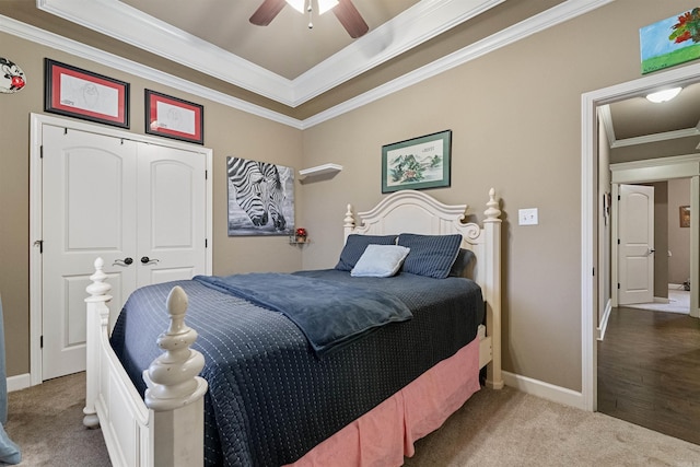 bedroom with wood-type flooring, a closet, ceiling fan, and crown molding