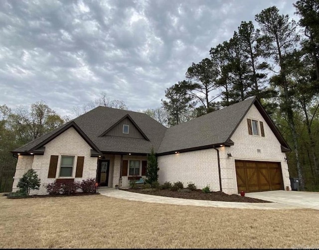 view of front of home featuring a front lawn and a garage