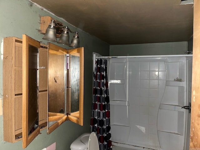 bathroom featuring curtained shower and toilet