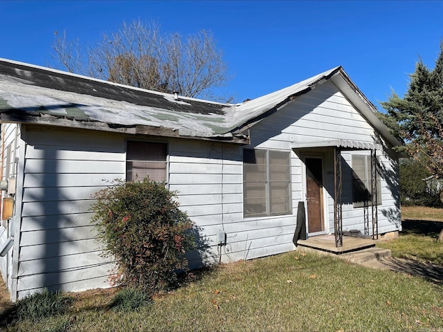 view of side of home featuring a lawn