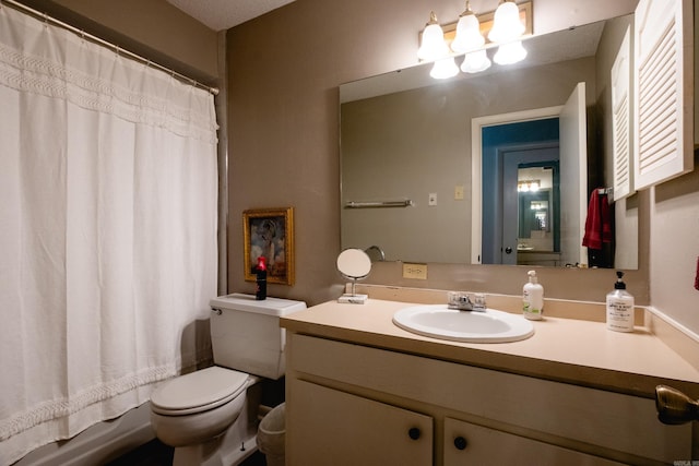 full bathroom featuring shower / bath combo with shower curtain, vanity, and toilet