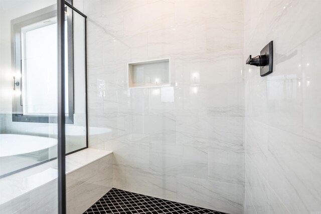 110 Eagle Ridge Dr, Maumelle, AR 72113 - bathroom featuring tiled shower and a healthy amount of sunlight