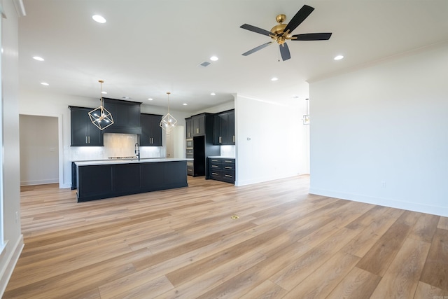 110 Eagle Ridge Dr, Maumelle, AR 72113 - kitchen with ceiling fan, sink, light hardwood / wood-style flooring, an island with sink, and decorative light fixtures
