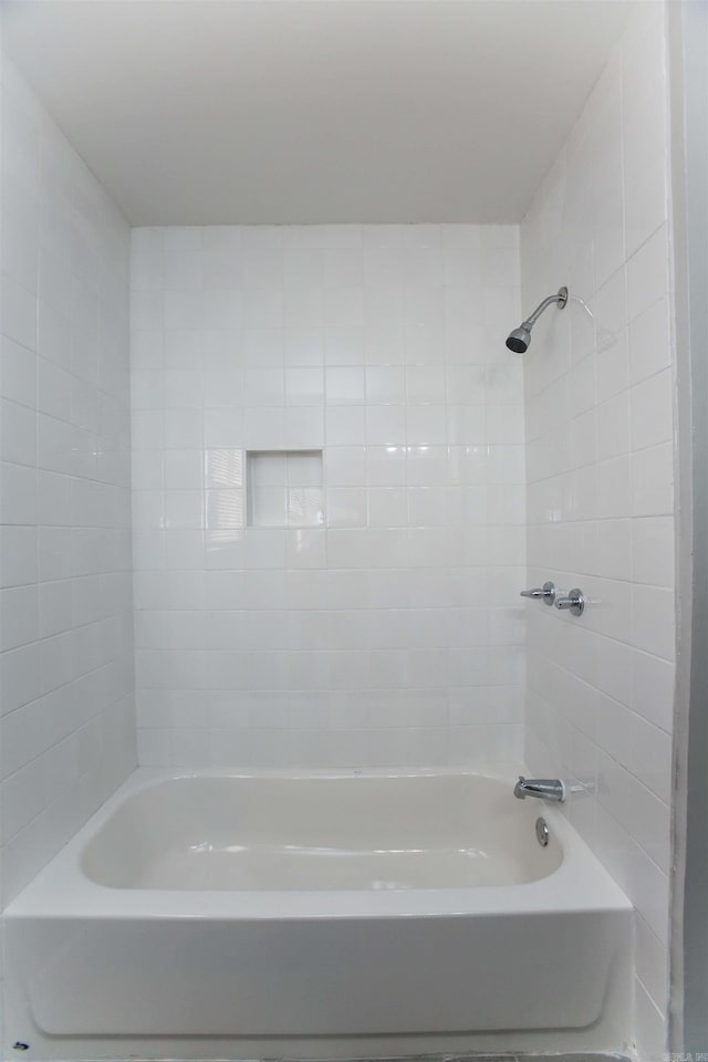 bathroom with tiled shower / bath combo