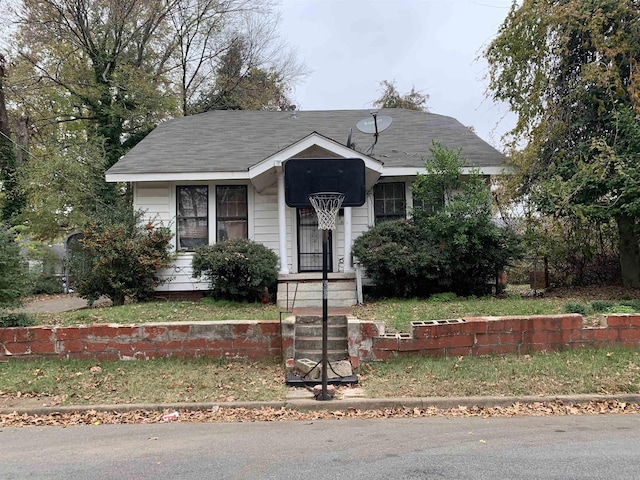 bungalow featuring a front lawn