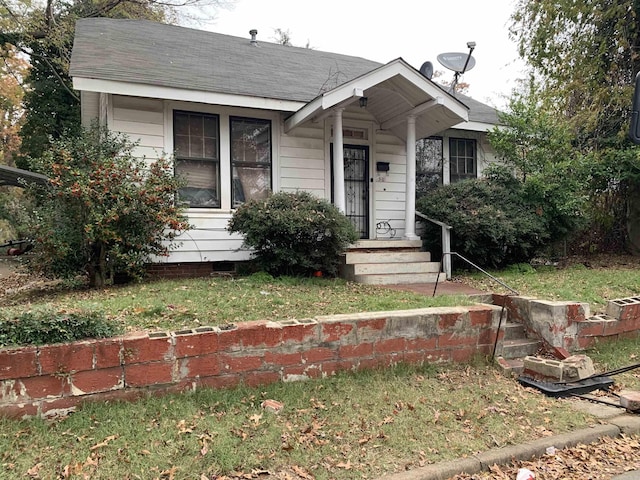 bungalow featuring a front yard