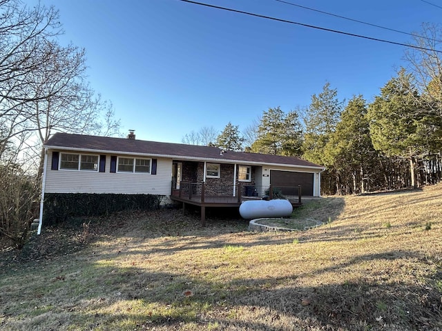 view of front of property featuring a front yard and a garage