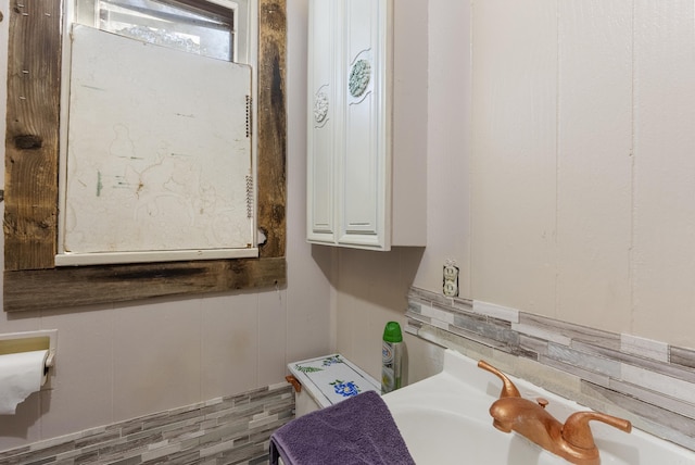 bathroom featuring sink