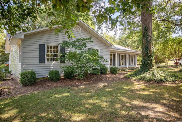 ranch-style home featuring a front lawn