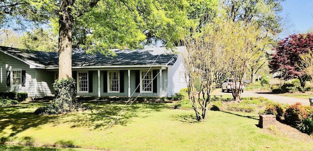 view of front of home featuring a front yard