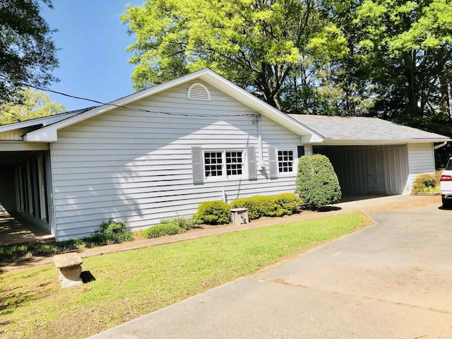 view of front of house featuring a front yard and a carport