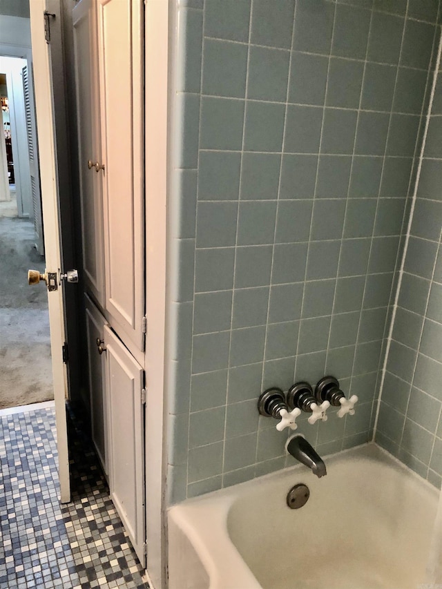 bathroom with tiled shower / bath combo