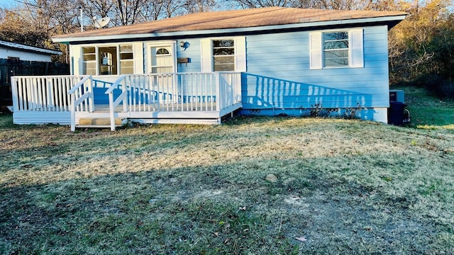 view of front of property featuring a front yard