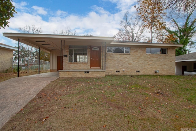 view of front of property featuring a carport and a front lawn