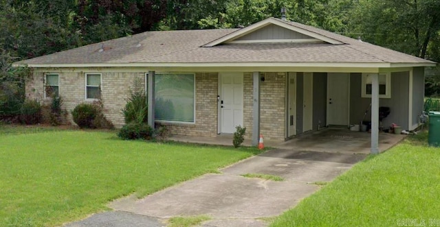 view of front of home with a carport and a front lawn