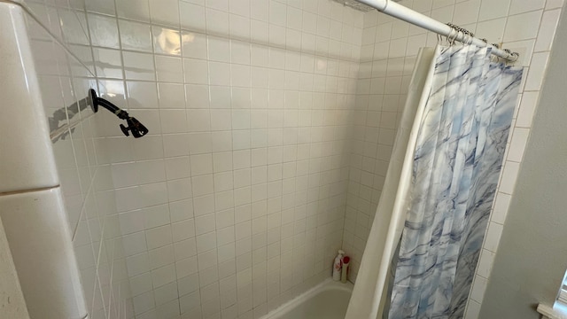 bathroom featuring shower / tub combo