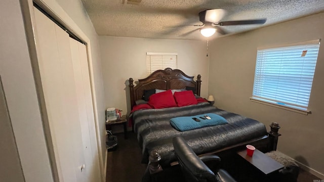 bedroom featuring ceiling fan, a closet, and a textured ceiling