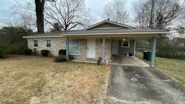 view of front of home featuring a front lawn and a carport