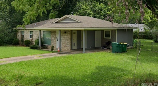 view of front of home featuring a front lawn