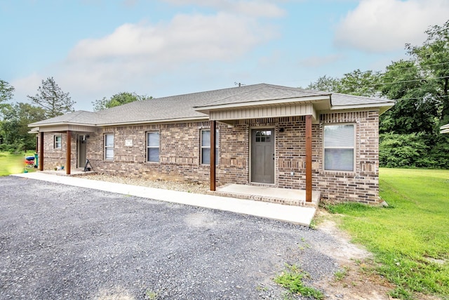 single story home with a front lawn