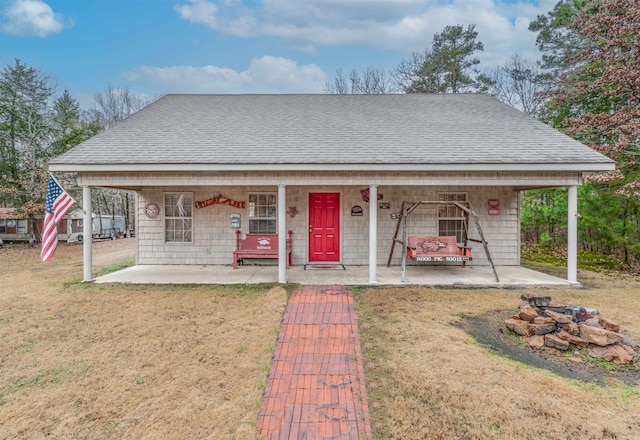 view of front of property featuring a front lawn