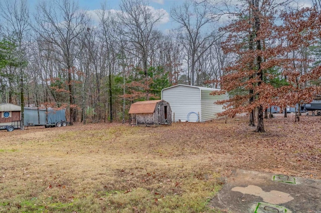 view of yard with a storage shed