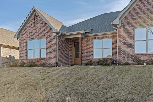 view of front facade featuring a front lawn