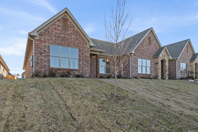 view of front facade with a front yard