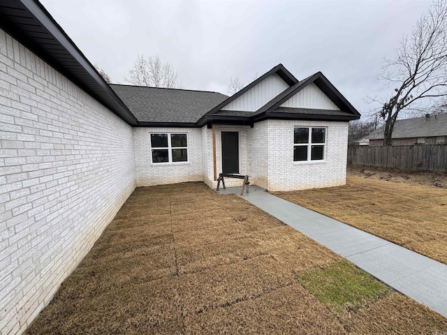 view of front facade with a front lawn