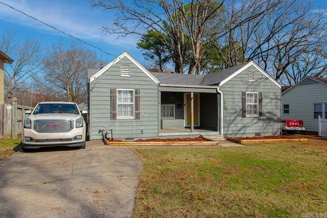 view of front of property featuring covered porch and a front lawn