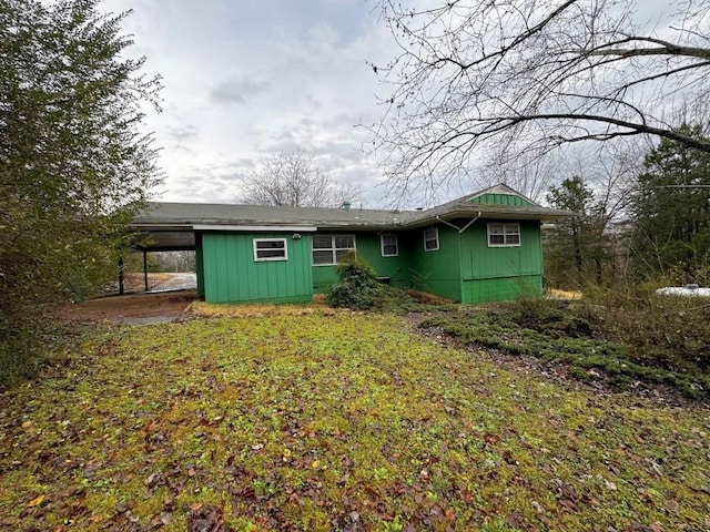 view of front facade featuring a carport