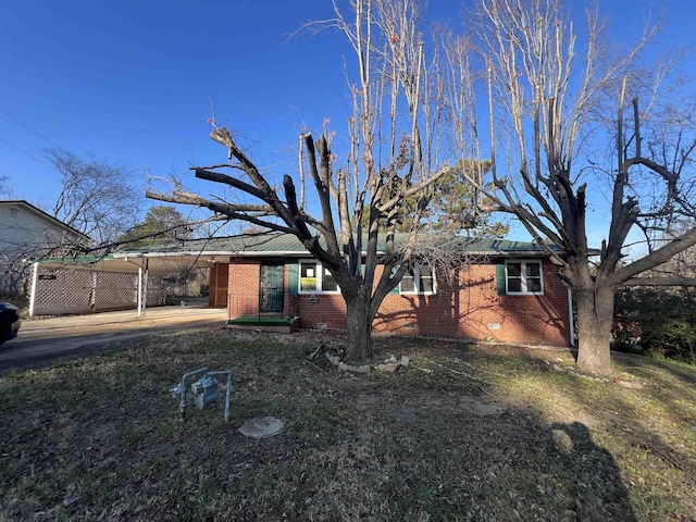 single story home with a carport