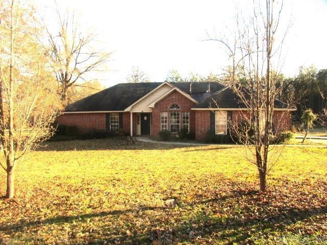 ranch-style house with a front yard