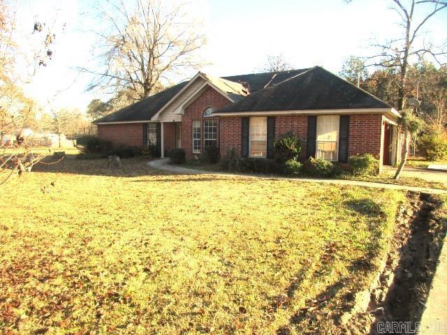 view of front of property featuring a front yard