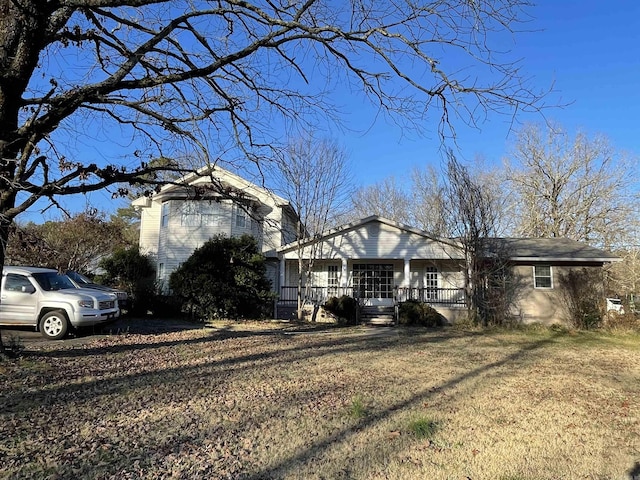 view of front of property with a porch and a front lawn