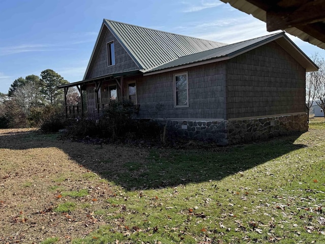 view of side of property featuring a yard