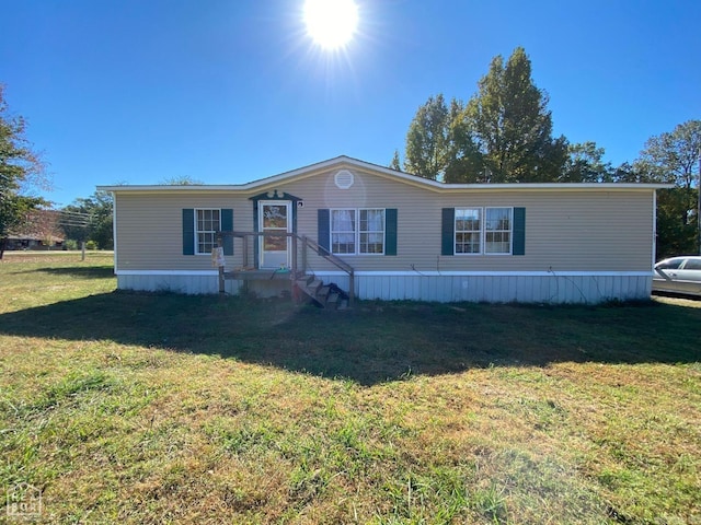 manufactured / mobile home featuring a front lawn