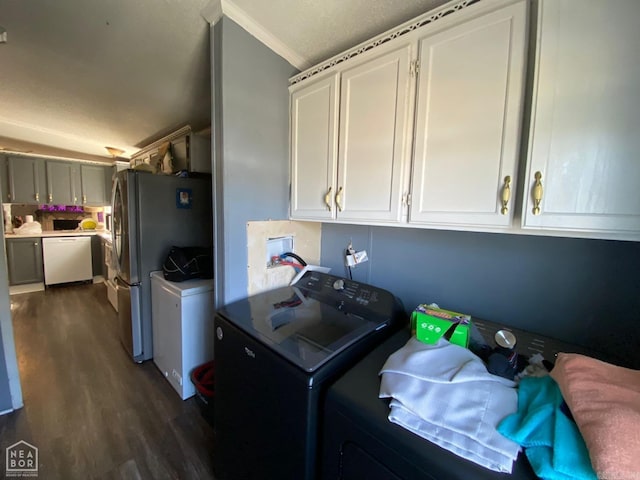 laundry room with crown molding, cabinets, dark wood-type flooring, and independent washer and dryer