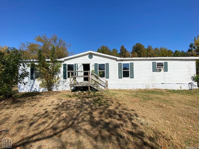 manufactured / mobile home with a front yard