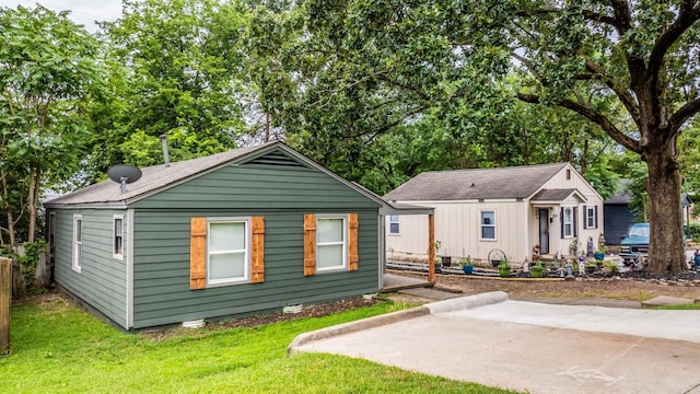 view of front of property featuring a patio and a front lawn