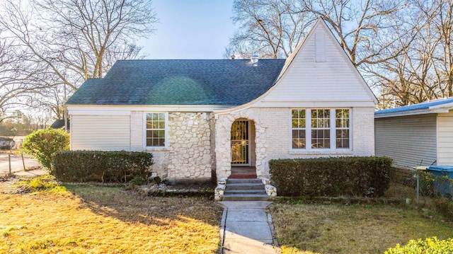 view of front facade featuring a front yard