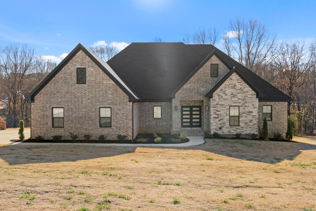 view of front of house featuring a front yard