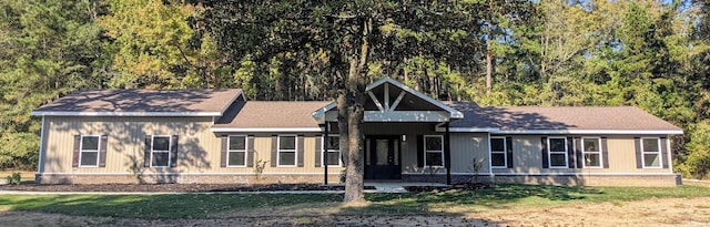 view of front of home featuring a front lawn