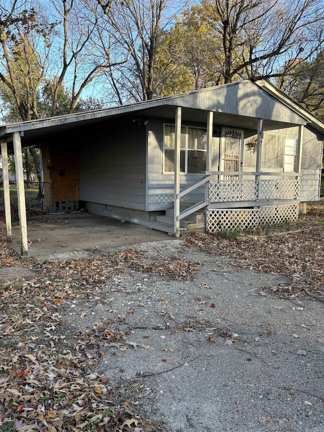 view of front facade with a porch and a carport