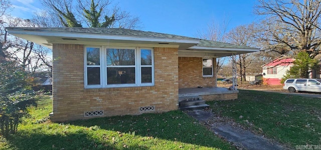 view of front of home featuring a front lawn