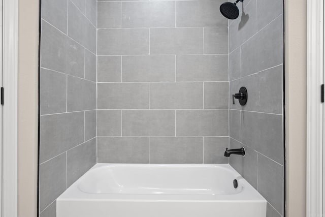 bathroom with tiled shower / bath combo