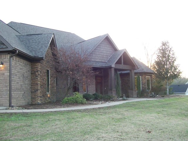 view of front of home featuring a front lawn