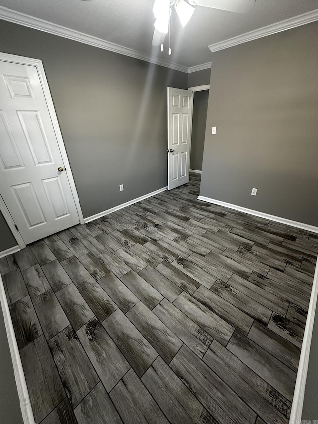 empty room featuring ceiling fan and ornamental molding