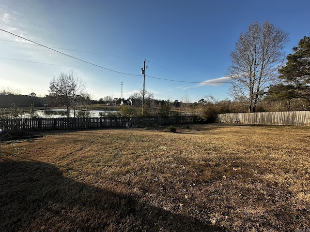 view of yard featuring a water view